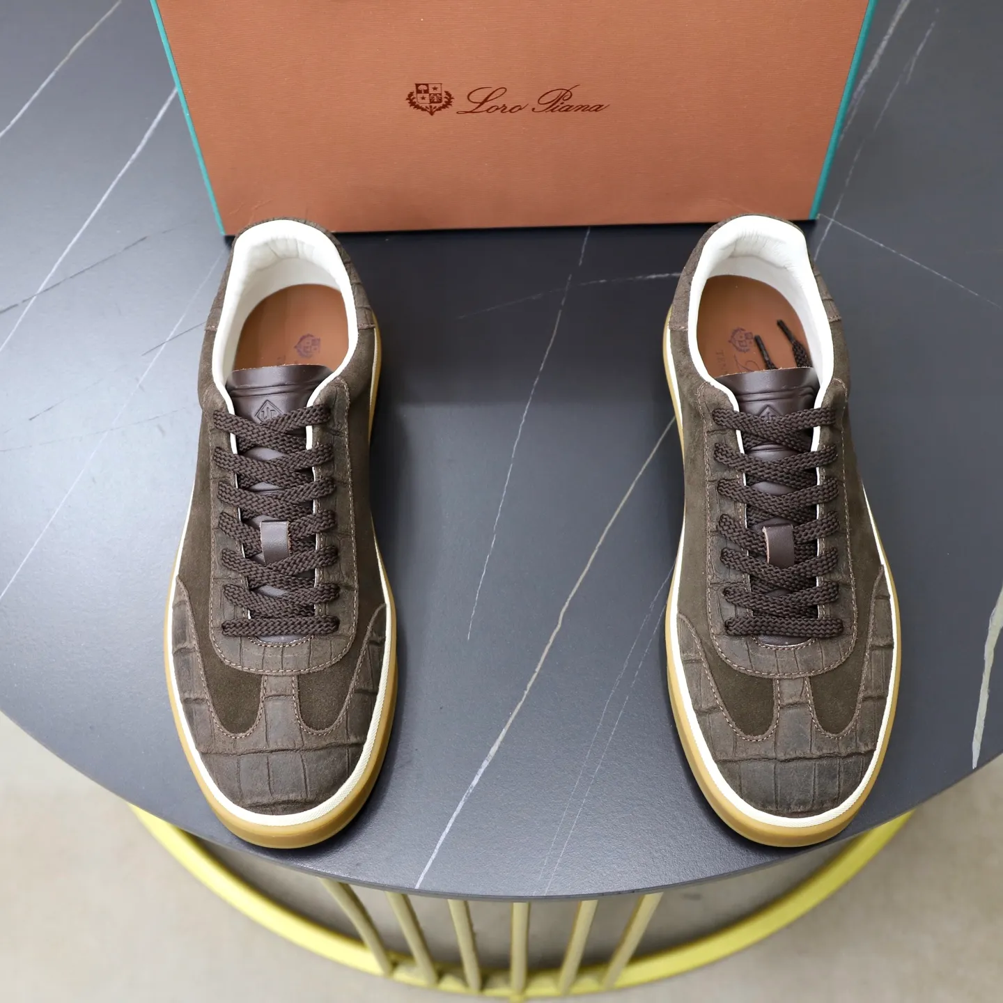 Ex-factory price: 560💰Loro Piana Tennis Walk men’s moral training sneakers! These new textured leather tennis shoes feature an ultra-low-top design for year-round wear and are water-resistant. The wrapped sole creates an effortlessly attractive color combination that harmoniously blends functionality with understated style. The ideal footwear option for urban dressing. The heel is decorated with a soft calfskin tongue with Kummel color inserts and an embossed LP logo. Cotton shoelaces. Material: Upper: Gray woven stitching with cowhide accents! Sole: Rubber lining: Cow leather original rubber sole, excellent foot comfort, complete package! Size: 38-39-40-41-42-43-44 leather shoe size (4546 can be customized)